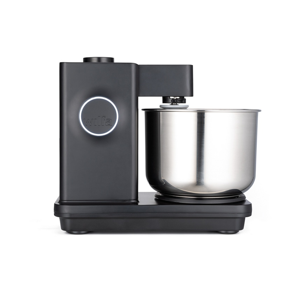 Schwarze Küchenmaschine auf weissem Hintergrund und 2 Logos