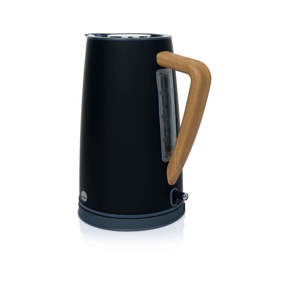 Schwarzer Wasserkocher auf weisem Hintergrund