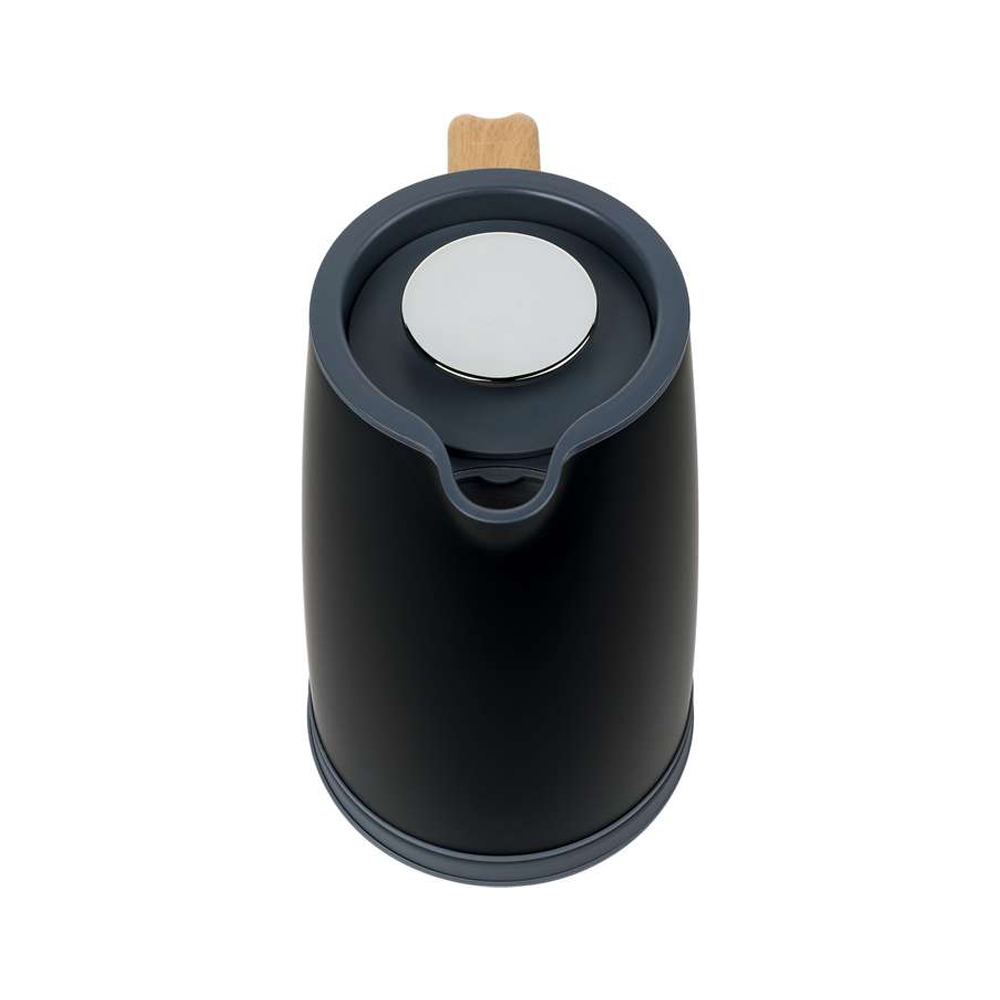 Schwarzer Wasserkocher auf weisem Hintergrund