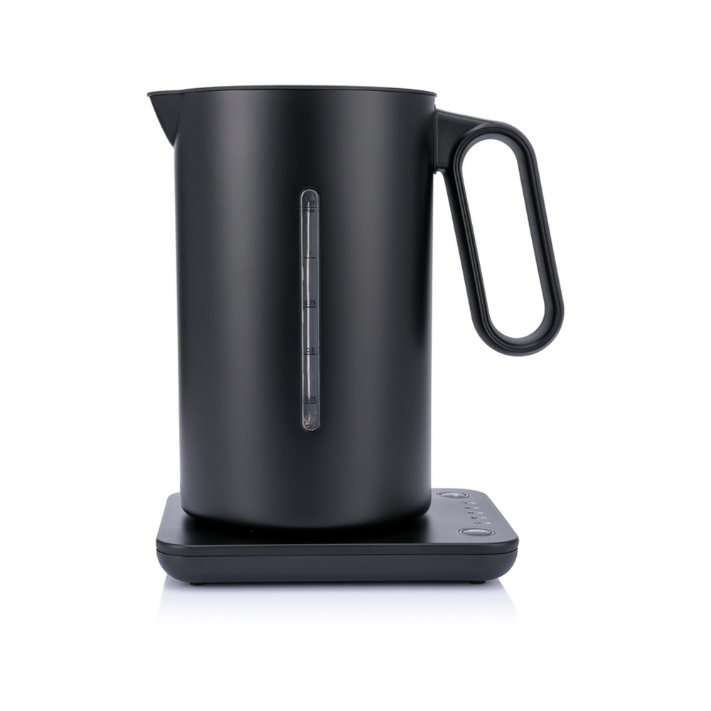 Schwarzer Wasserkocher auf weissem Hintergrund