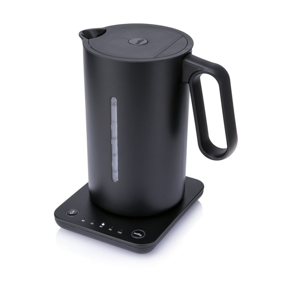 Schwarzer Wasserkocher auf weissem Hintergrund