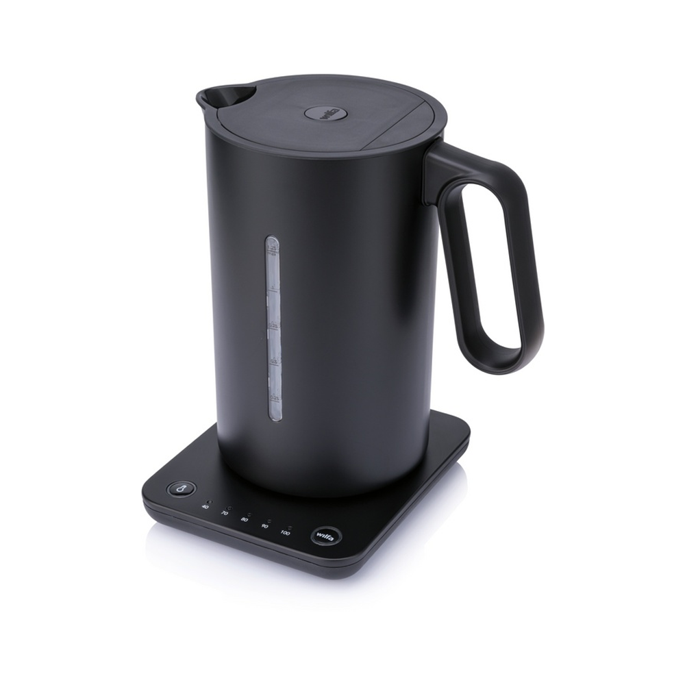 Schwarzer Wasserkocher auf weissem Hintergrund