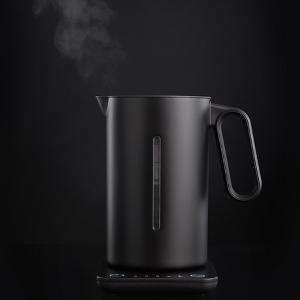 Schwarzer Wasserkocher aus dem Dampf kommt