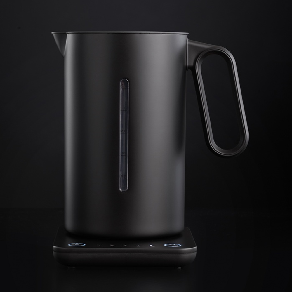 Schwarzer Wasserkocher in einer dunklen Umgebung